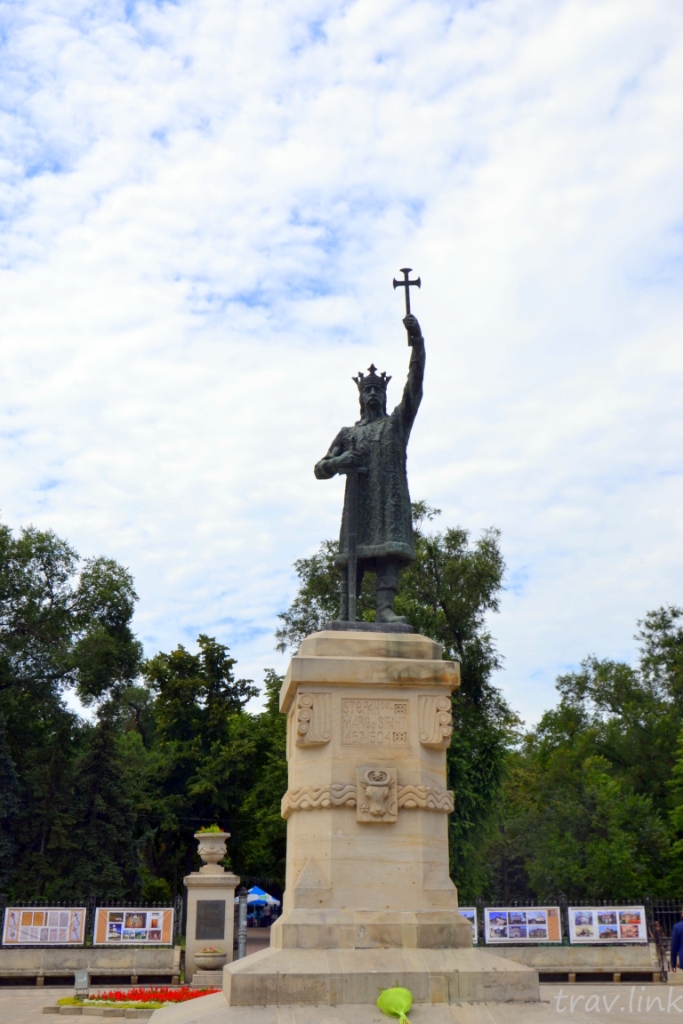 памятник Штефану в Молдове