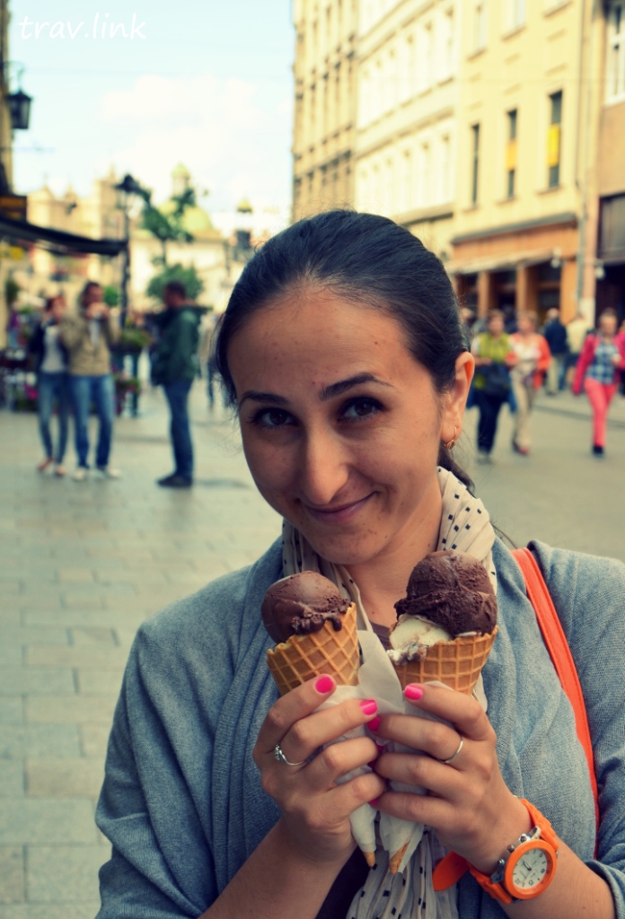 Эсма с мороженным в центре Кракова
