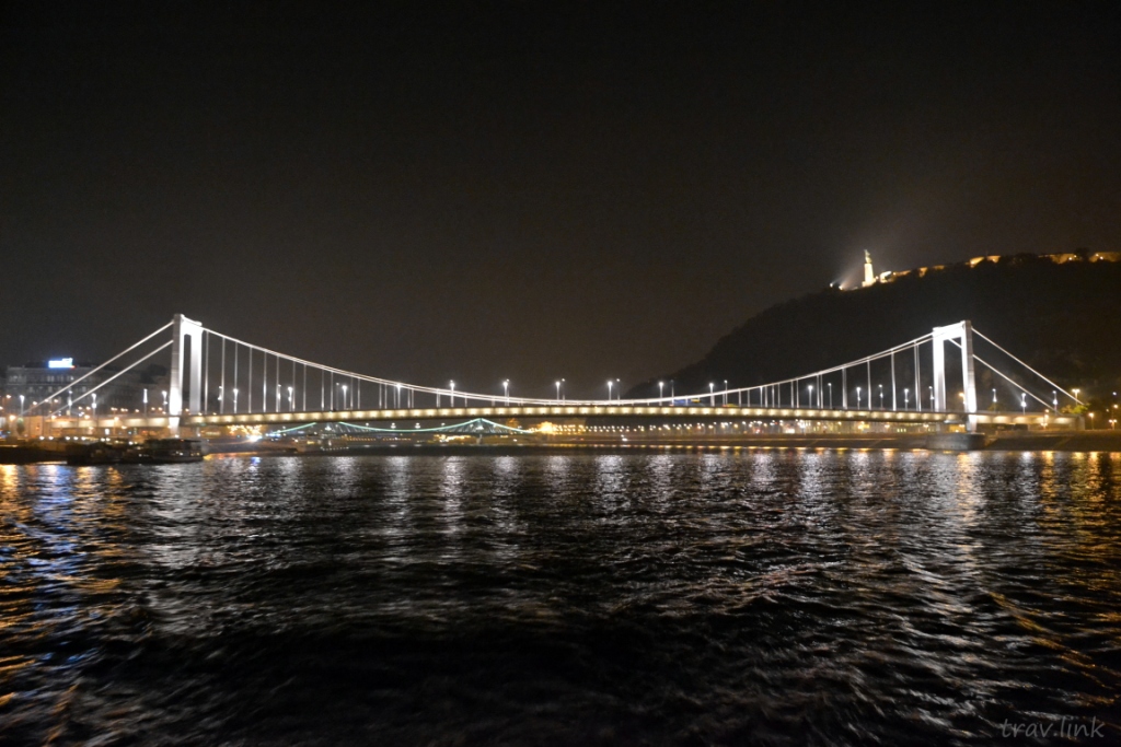 Мост Эржебет, Эржебет-хид (венг. Erzsébet híd) — мост в Будапеште, четвёртый действующий мост через Дунай, соединяющий Буду и Пешт. 