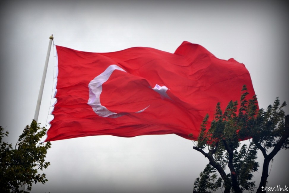 Турецкий флаг над Стамбулом фото
