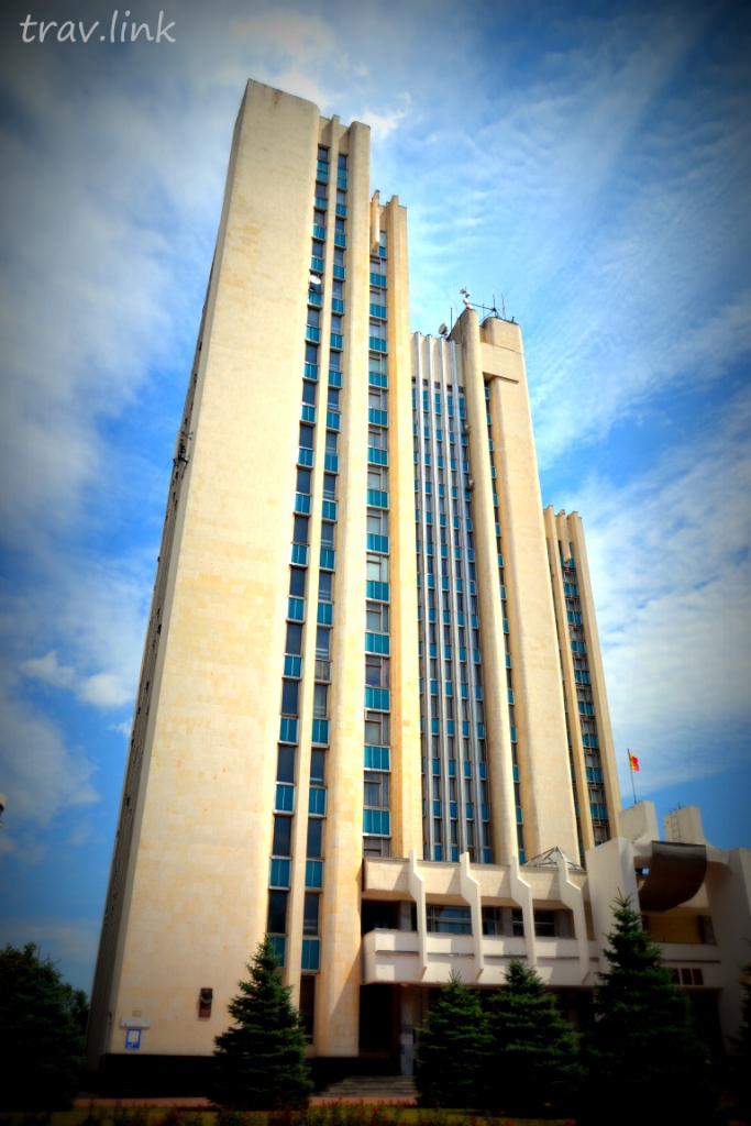 Самое высокое административное здание в Кишиневе - здание Министерства сельского хозяйства и пищевой промышленности (бывший Агропром), что по бульвару Штефана чел Маре, - 18 этажей, время постройки - конец 70-х, начало 80-х.