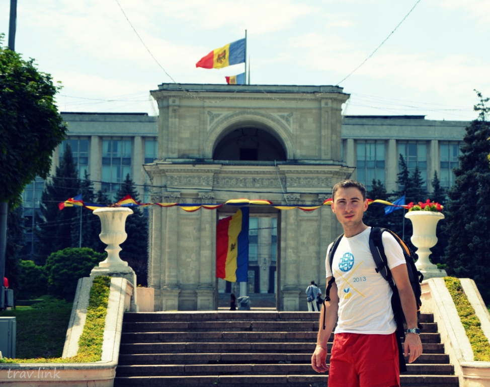 Арка Победы — триумфальная арка, памятник истории и архитектуры в центре Кишинёва, Молдавия