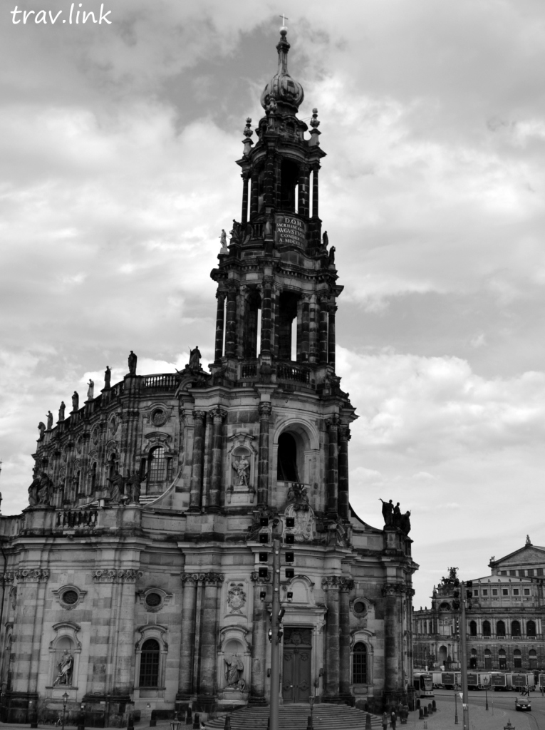 Дрезденская Хофкирхе (нем. Hofkirche — «придворная церковь», также Католическая придворная церковь (нем. Katholische Hofkirche) 