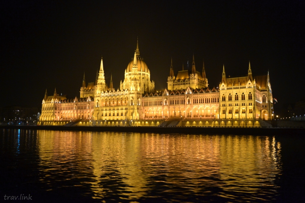 здание парламента Венгрии ночью
