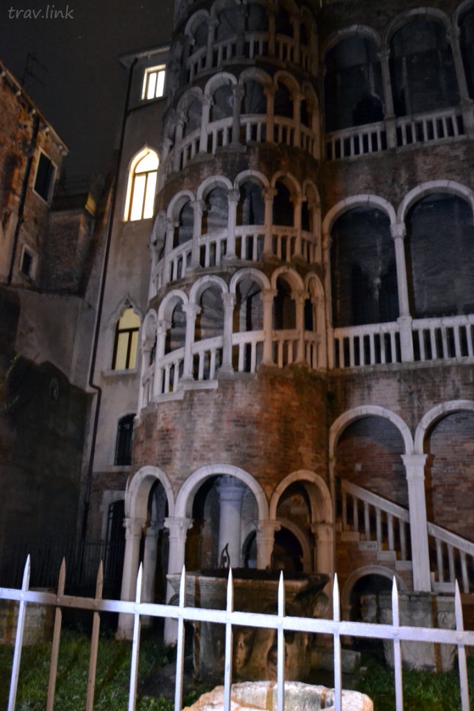 "пизанская башня" в Венеции фото