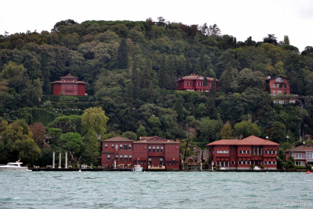 Красные домики в Стамбуле на берегу Босфора