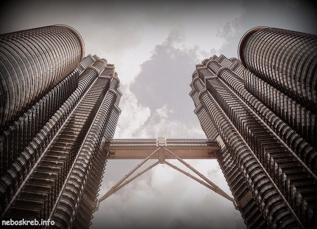 Петронас: Башни-близнецы в Куала-Лумпуре (Малайзия)