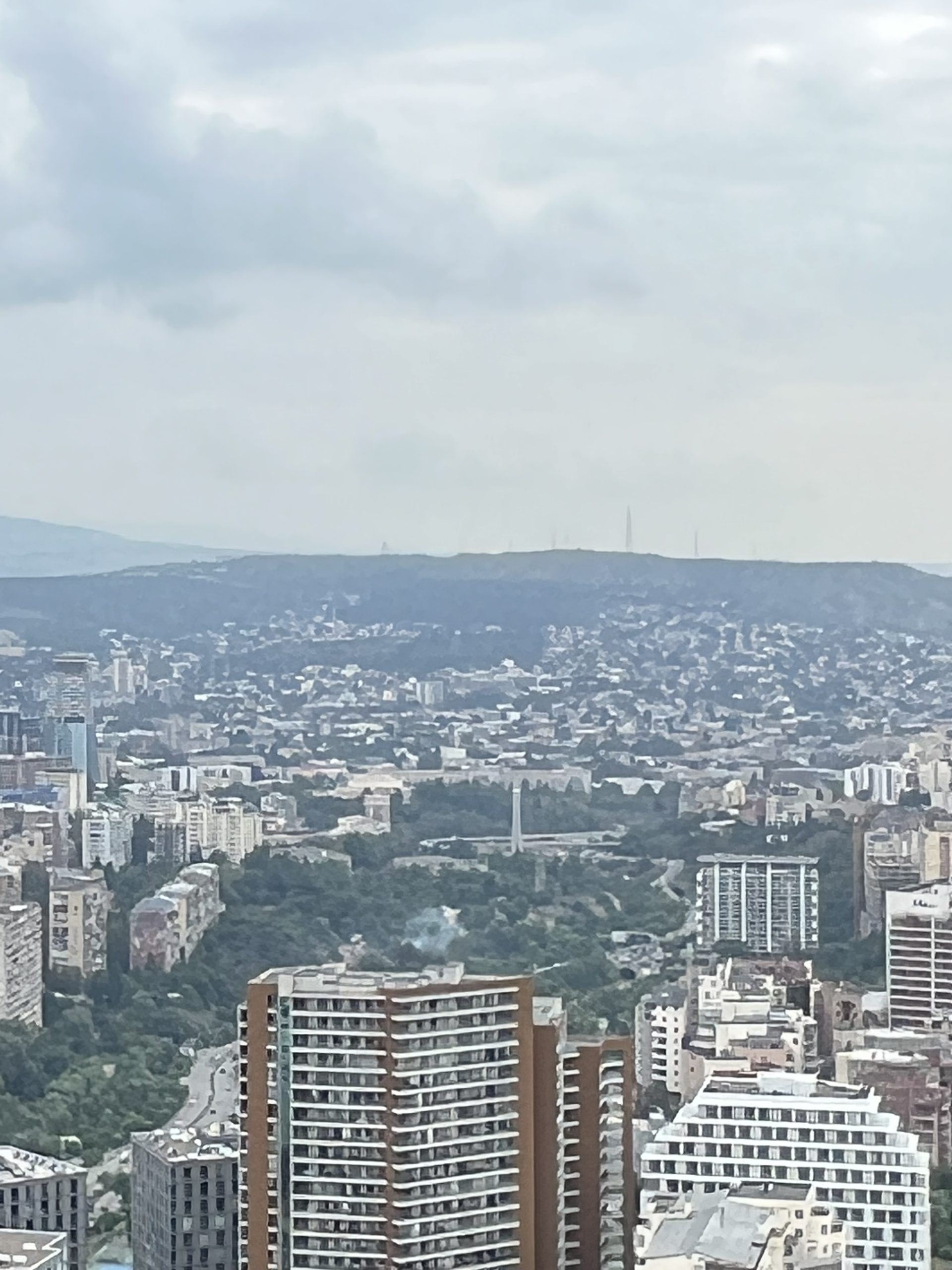 Панорама Тбилиси с Axis Towers и монумент на площади Героев вдали