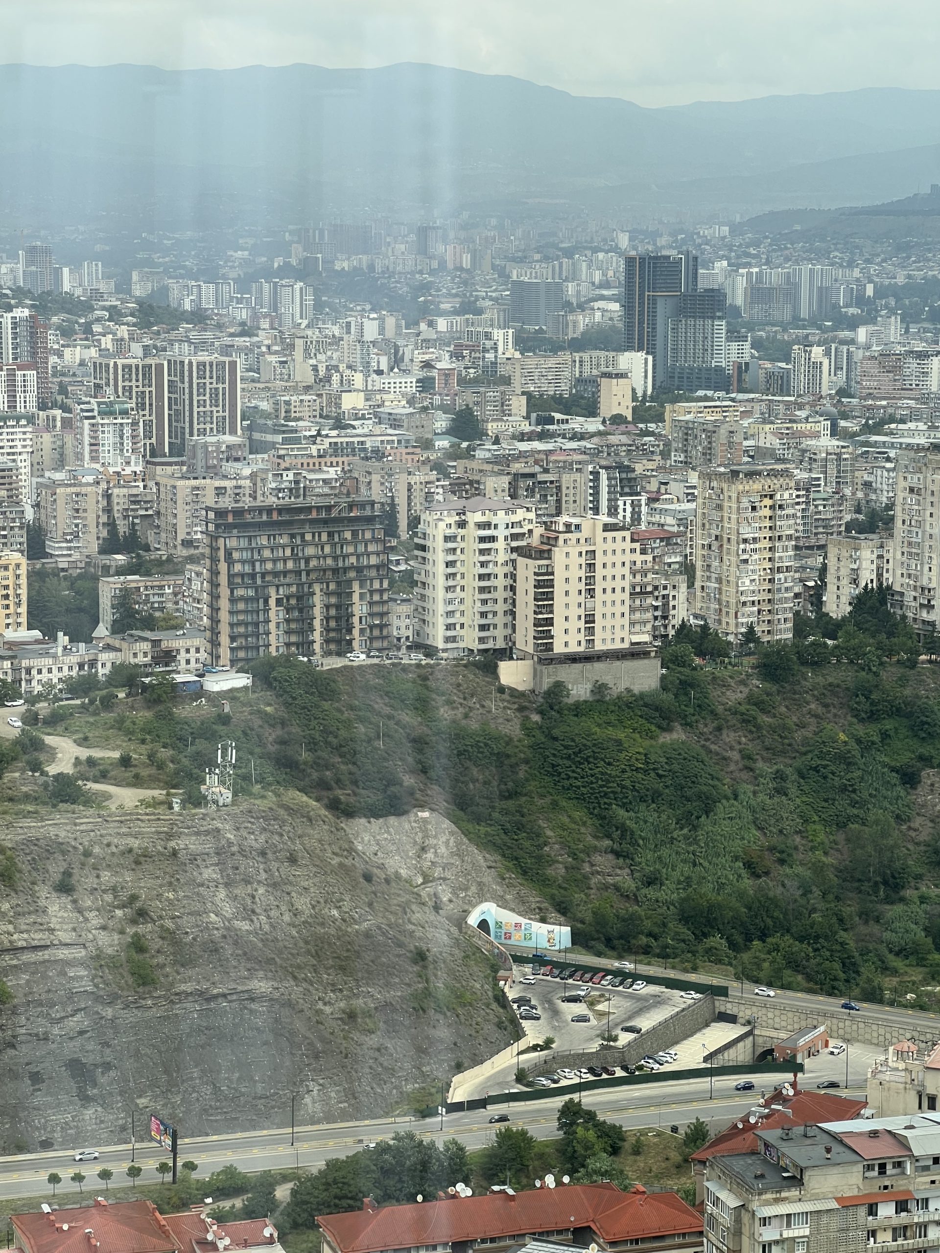 Панорама Сабуртало и ущелья Вере с 37-го этажа Axis Towers