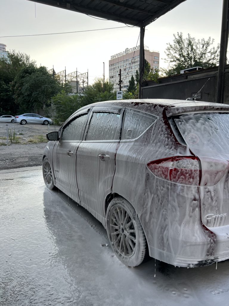 [ФОТО: Ford C-Max в Сванетии или на горной дороге]