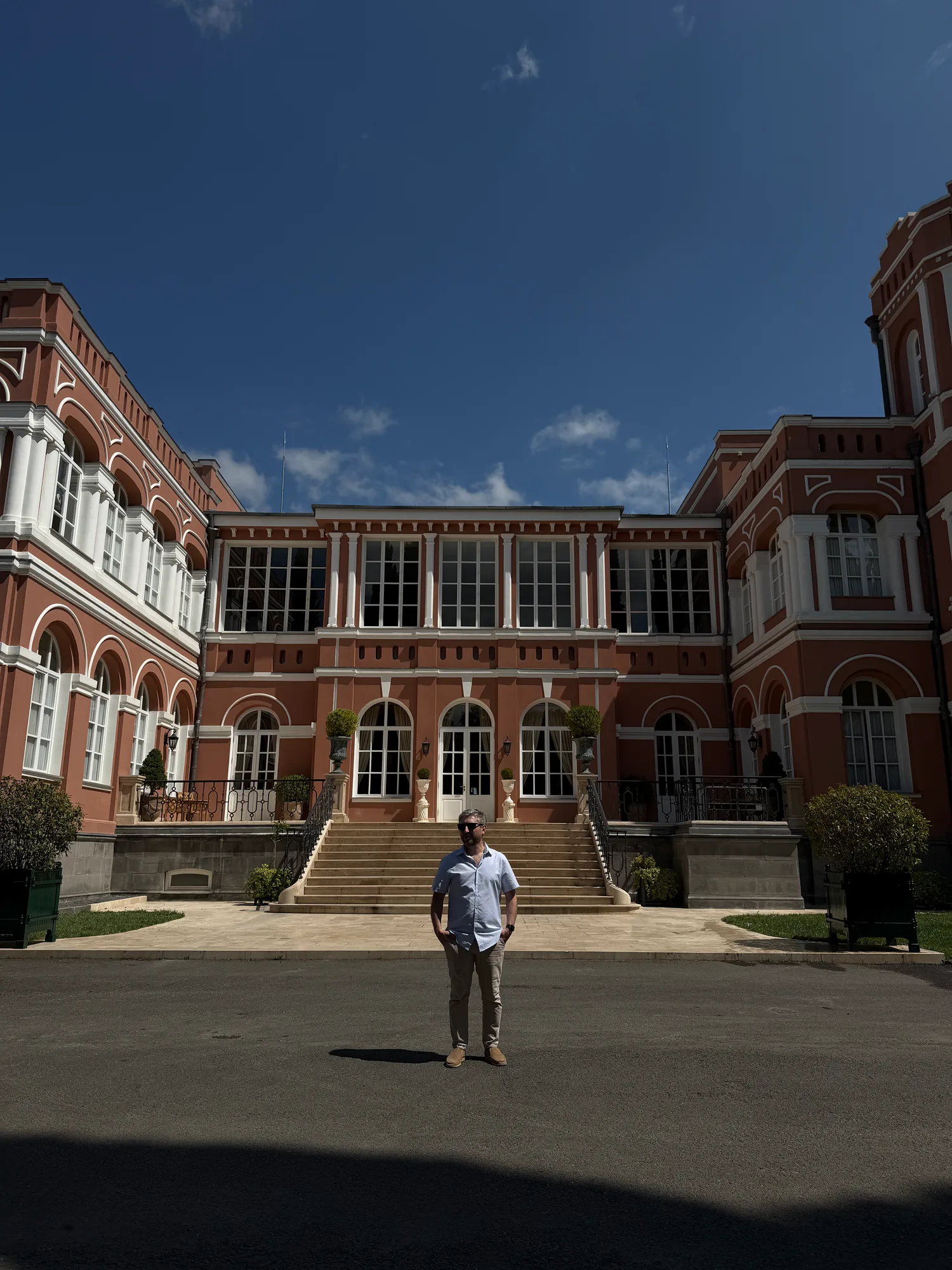 Прогулка по территории Chateau Mukhrani
